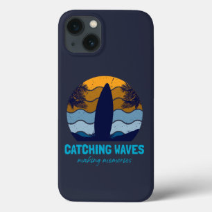 Catching Waves Retro Surfboard Strandkunst iPhone 13 Hoesje