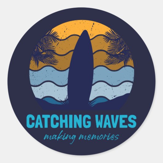 Catching Waves Retro Surfboard Strandkunst Ronde Sticker (Voorkant)