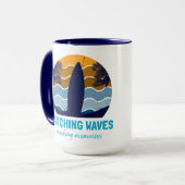 Catching Waves Surfboard Retro Sunset Beach Mok (Voorkant links)