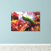 Caterpillar op Mums verpakt Canvas Afdruk (Insitu (Houten vloer))