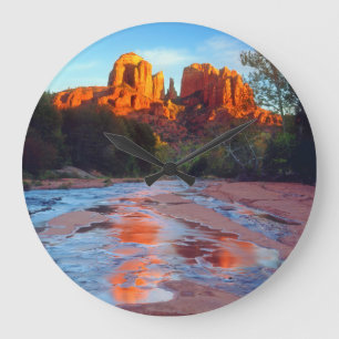 Cathedraal Rock reflecteert in Oak Creek op Sunset Grote Klok