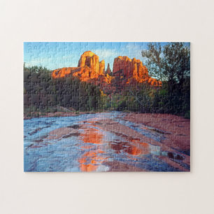 Cathedral Rock weerspiegeld in Oak Creek bij zonso Legpuzzel