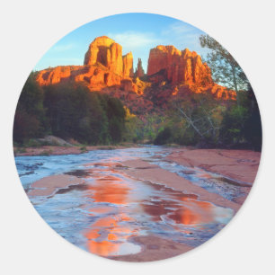 Cathedral Rock weerspiegeld in Oak Creek bij zonso Ronde Sticker