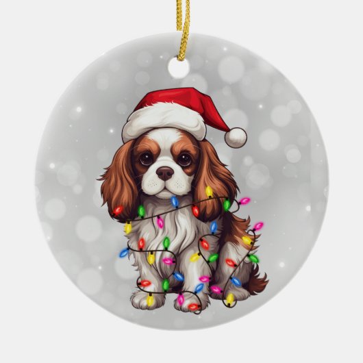 Cavalier King Charles Spaniel in kerstverlichting Keramisch Ornament (Voorkant)
