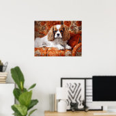Cavalier King Charles Spaniel op de sofa Poster (Thuiskantoor)