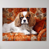 Cavalier King Charles Spaniel op de sofa Poster (Voorkant)