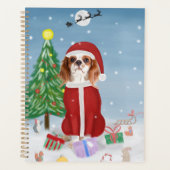 Cavalier King Chien dans la neige avec des cadeaux (Devant)