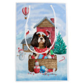 Cavalier King Dog in het sneeuwkersthondenhuis Medium Cadeauzakje (Voorkant)