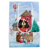 Cavalier King Dog in het sneeuwkersthondenhuis Medium Cadeauzakje (Achterkant)