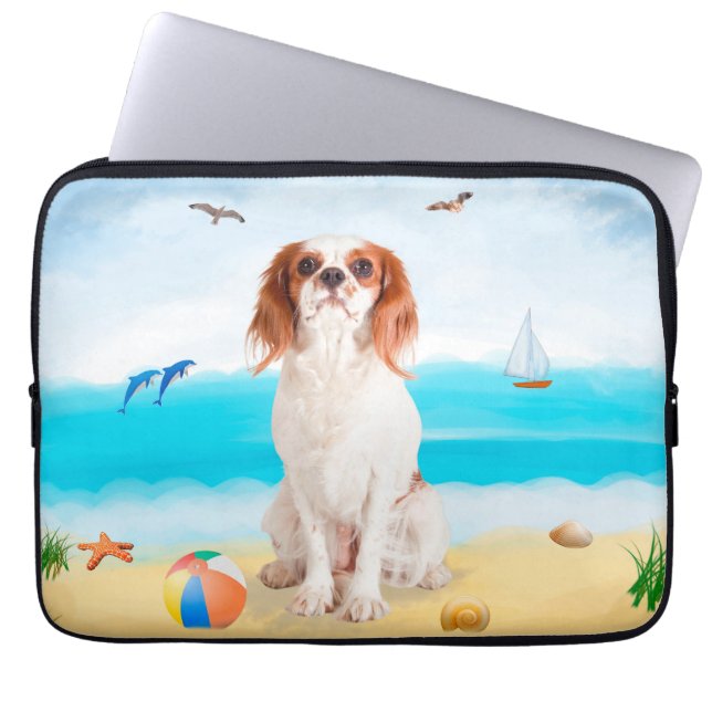 Cavalier King Dog op strand Laptop Sleeve (Voorkant)