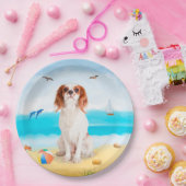 Cavalier King Dog op strand Papieren Bordje (Feest)