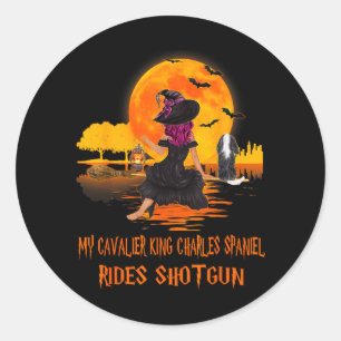 Cavalier rijdt shotgun hond en heks grappig ronde sticker