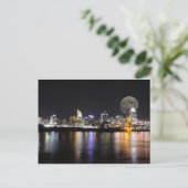 Cburn nat skyline met de maan briefkaart (Staand voorkant)