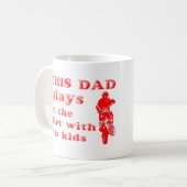 Ce papa joue dans la tasse de motocross de vélo de (Devant gauche)
