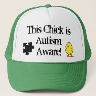 Ce poussin est casquette averti d'autisme