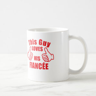 Ce type aime son cadeau de fiançailles de tasse d