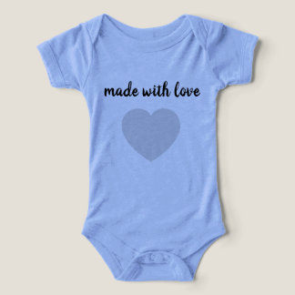 Ce vêtement bleu adorable est parfait pour votre b