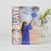 Celebrate the Graduation Party Invitation (Debout devant)