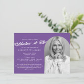Célébration minimale de violet des invitations à l (Debout devant)