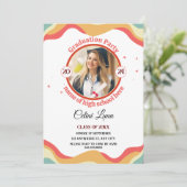 Célébrez avec les invitations Super de diplômés ré (Debout devant)