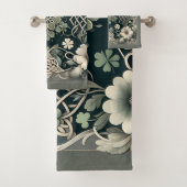 Celtic Clover Floral Charm (En situation)