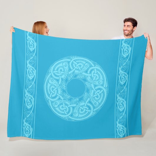 Celtic Knotwork Fish in Blue Fleece Deken (In situ)
