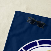 Central Golden Anchor Navy Blue Nautical Strandlaken (In situ)