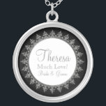 Cercle baroque classique des bijoux de la fête de<br><div class="desc">PALETTE DE COULEUR: noir, blanc et argent, "métallique". COLLECTION DE CONCEPTION: Rapprocher le collier de soudemoiselles pour mariages ou anniversaire. Utilisez pour vos demoiselles d'honneur, votre femme de ménage, votre fille aux fleurs et tout membre du parti nuptial. Cette oeuvre originale a été conçue pour une collection mariage moderne et...</div>