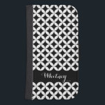 Cercles quart motif blanc noir nom coque rabat<br><div class="desc">Un cercle graphique audacieux quarterisé étui de téléphone à rabat à motifs. Personnalisez cet objet avec votre nom. Cet exemple montre Whitney. Motif blanc gras sur un arrière - plan noir. Conception par Sarah Trett.</div>