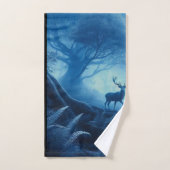 Cerf dans une forêt sombre de brume bleue (Serviette à main)