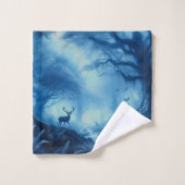 Cerf dans une forêt sombre de brume bleue (Gant de toilette)