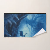Cerf dans une forêt sombre de brume bleue (Serviette à main)