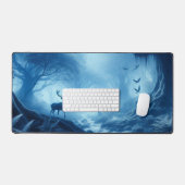 Cerf dans une forêt sombre de brume bleue (Clavier et souris)