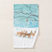 Cerf de chevreuil dans le bois d'hiver couvert de (Serviette à main)