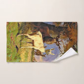 Cerf Rouge Et Blanc Près D'Un Étang De Forêt (Serviette à main)