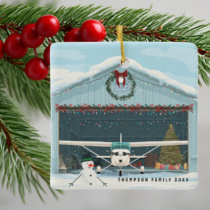 Cessna Vliegtuig Kerstboom in Hangar Vintage Keramisch Ornament