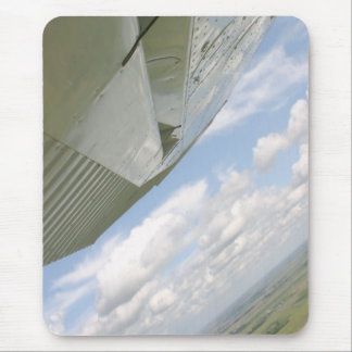 Cessna-vliegtuig vleugelvliegend in sky mousepad muismat