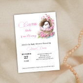 C'est la carte de baby shower d'un oiseau floral f