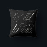 C'est La Vie Modern Script Statement Coussin noir<br><div class="desc">Coussin moderne noir et blanc avec typographie de brosse. D'autres couleurs et articles similaires sont disponibles dans mon magasin. C'est La Vie</div>