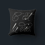 C'est La Vie Modern Script Statement Coussin noir<br><div class="desc">Coussin moderne noir et blanc avec typographie de brosse. D'autres couleurs et articles similaires sont disponibles dans mon magasin. C'est La Vie</div>