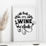 C'est le vin de l'horloge Poster<br><div class="desc">Apportez le vin car c'est l'heure de la journée et vous pouvez le prouver avec cette affiche décorative</div>