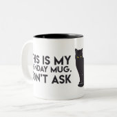 "C'est ma tasse de lundi. Ne demandez pas la" (Devant gauche)