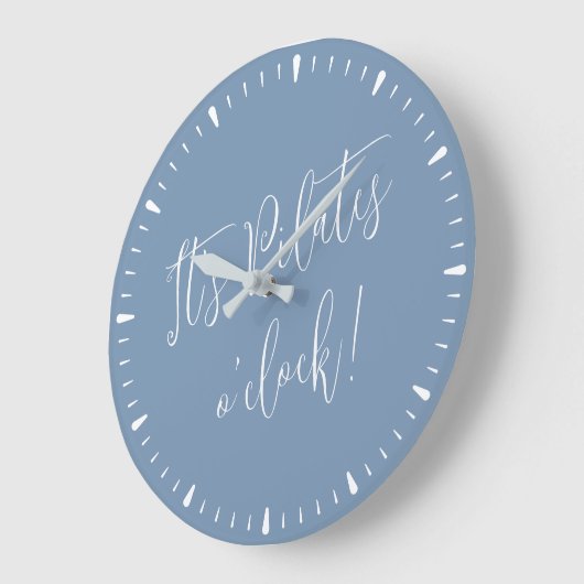 C'est Pilates O' Horloge Amusant Bleu Script Temps (Angle)