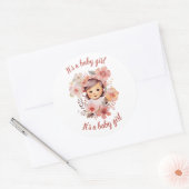 C'est un auto-collant pour faire-part bébé fille (Enveloppe)
