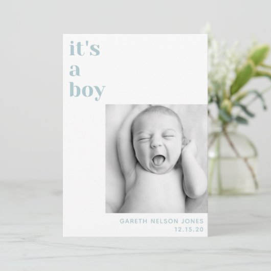 c'est un garçon bébé bleu photo bébé faire-part (Debout devant)