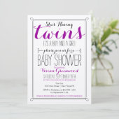 C'est un garçon et une invitation de baby shower (Debout devant)