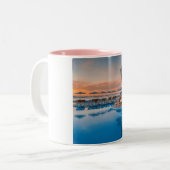 C'EST UN MUG AU CAFÉ. POUR CAFÉ ET THÉ. (Devant gauche)