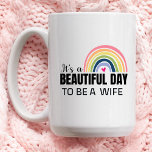 C'est une belle femme de jour Rainbow Coffee Mug<br><div class="desc">C'est une belle journée d'être une femme Rainbow mug. Joli arc-en-ciel rétro avec un coeur rose et les mots "c'est une belle journée d'être une femme". Grand cadeau pour l'anniversaire de naissance ou d'anniversaire de la femme. Un design coloré qui ne manque pas de sourires.</div>