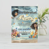 C'est une carte d'invitation d'anniversaire de la  (Debout devant)