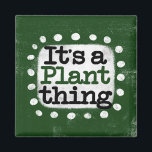 C'est une chose Plante Réfrigérateur Magnet<br><div class="desc">"It's A Plante Thing" est un design de texte mignon en vert avec du texte en noir et rouge,  avec une forme d'accent blanc et des points blancs texturés blancs qui l'entourent.</div>